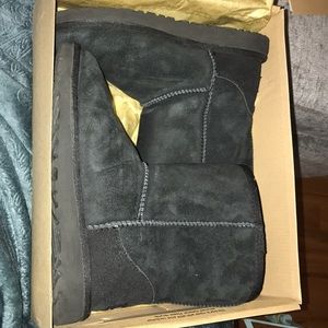 UGG K Classic 5252; Black boots size 4